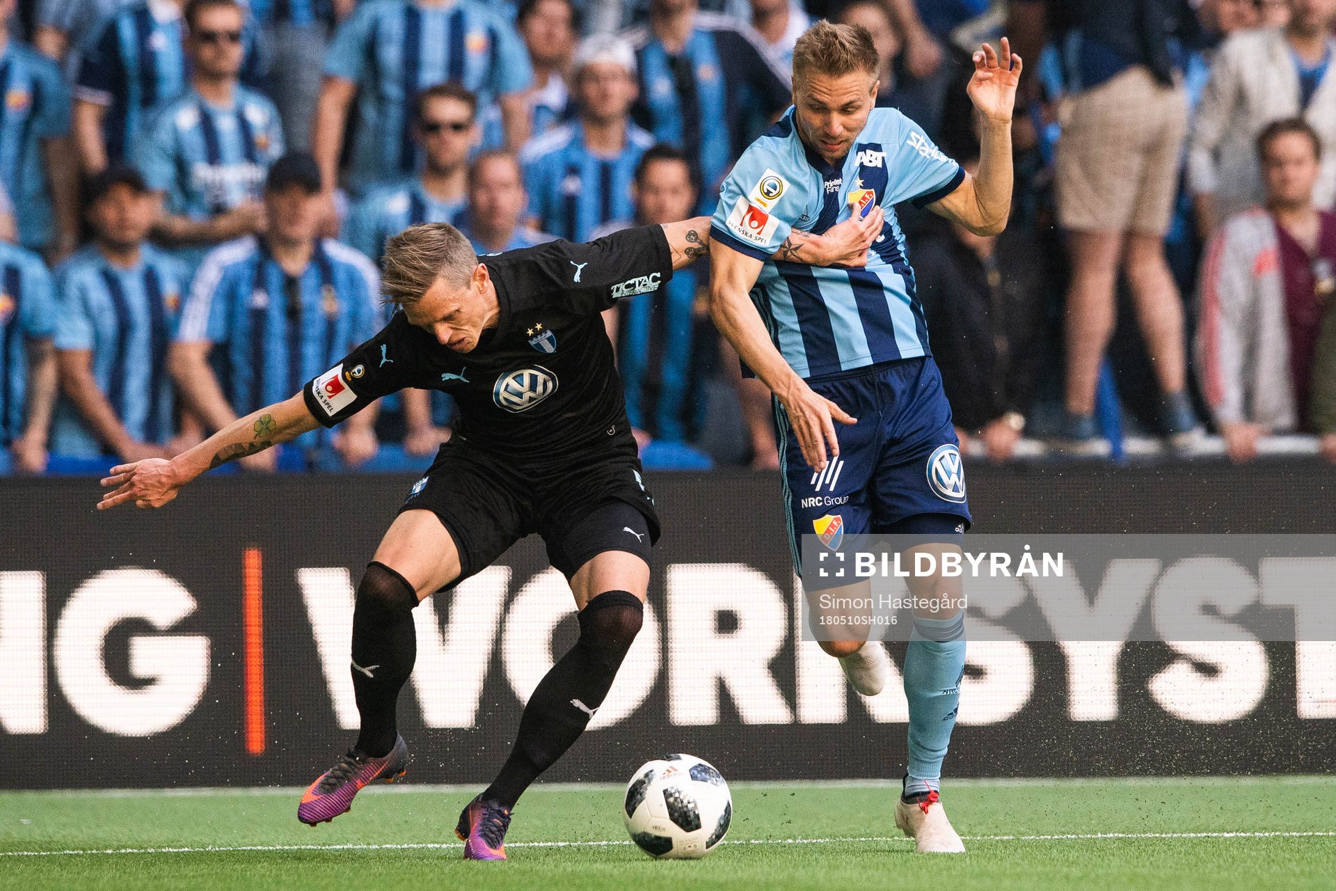 Malmö FFs Sören Rieks i kamp om bollen med Djurgårdens