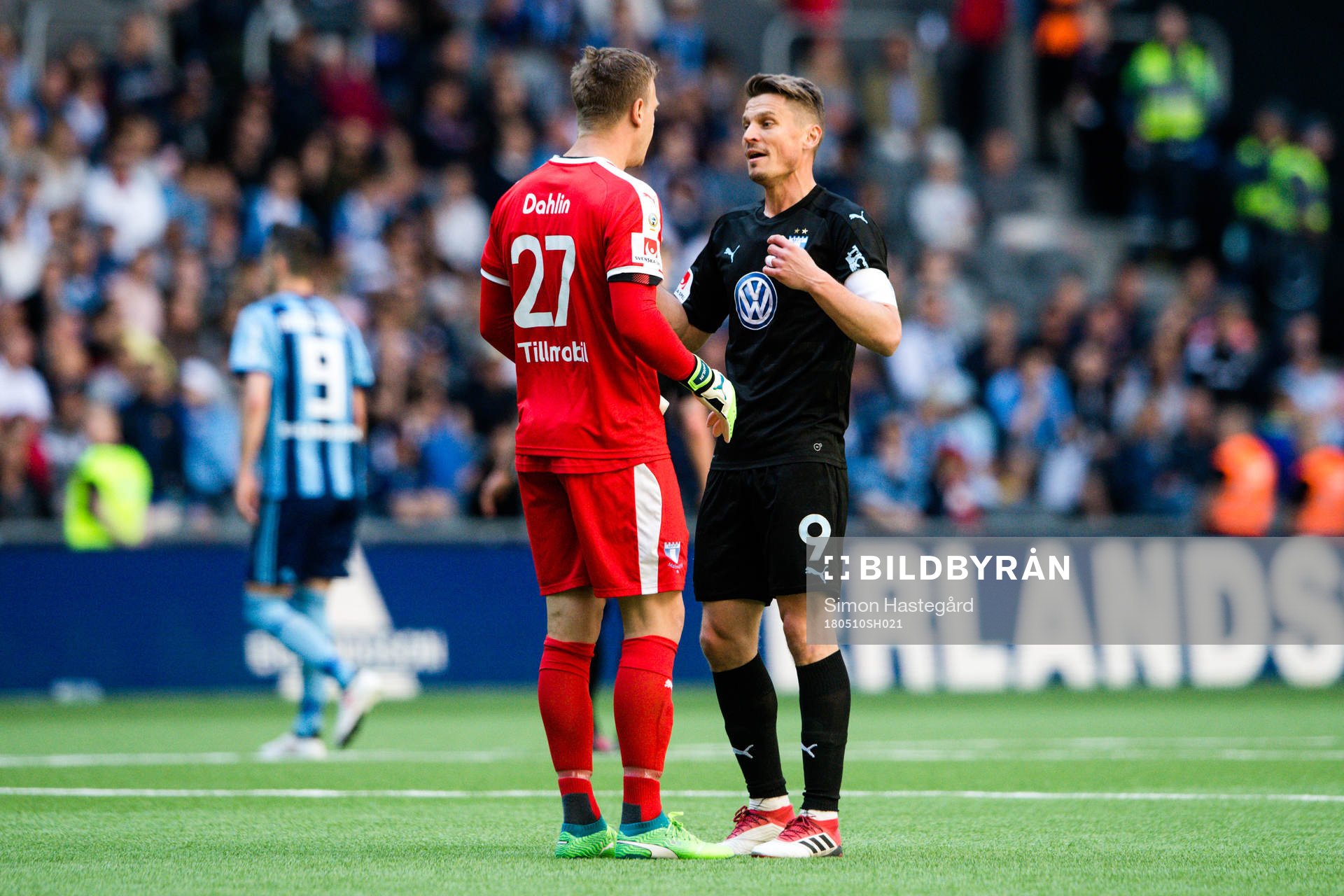 Malmö FFs målvakt Johan Dahlin i samtal med Markus