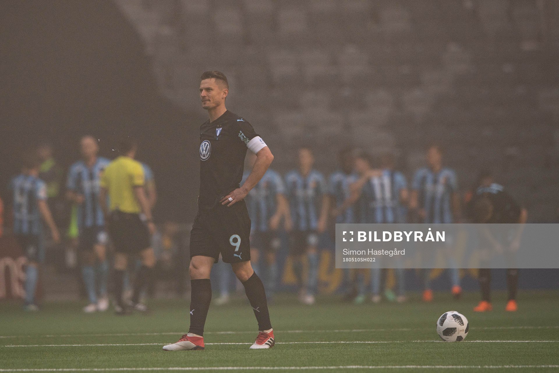 Malmö FFs Markus Rosenberg deppar i röken från bengaler