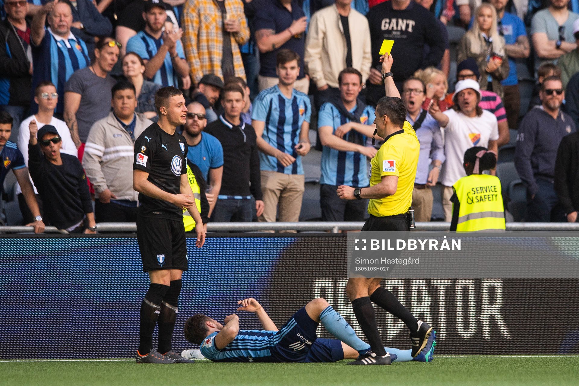 Malmö FFs Mattias Svanberg får gult kort av domare Bojan