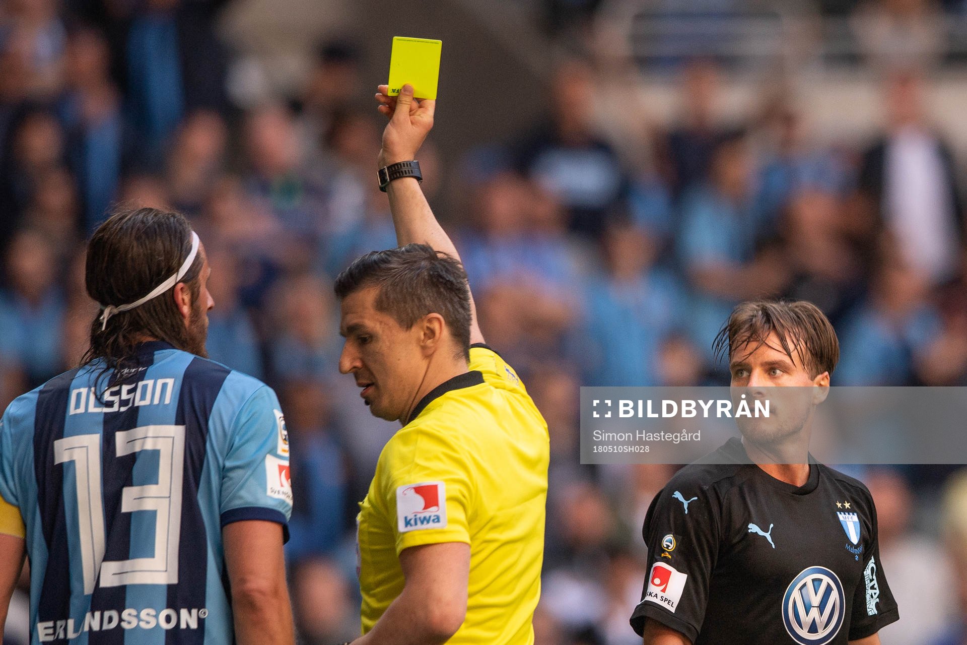 Domare Bojan Pancic varnar Malmö FFs Eric Larsson