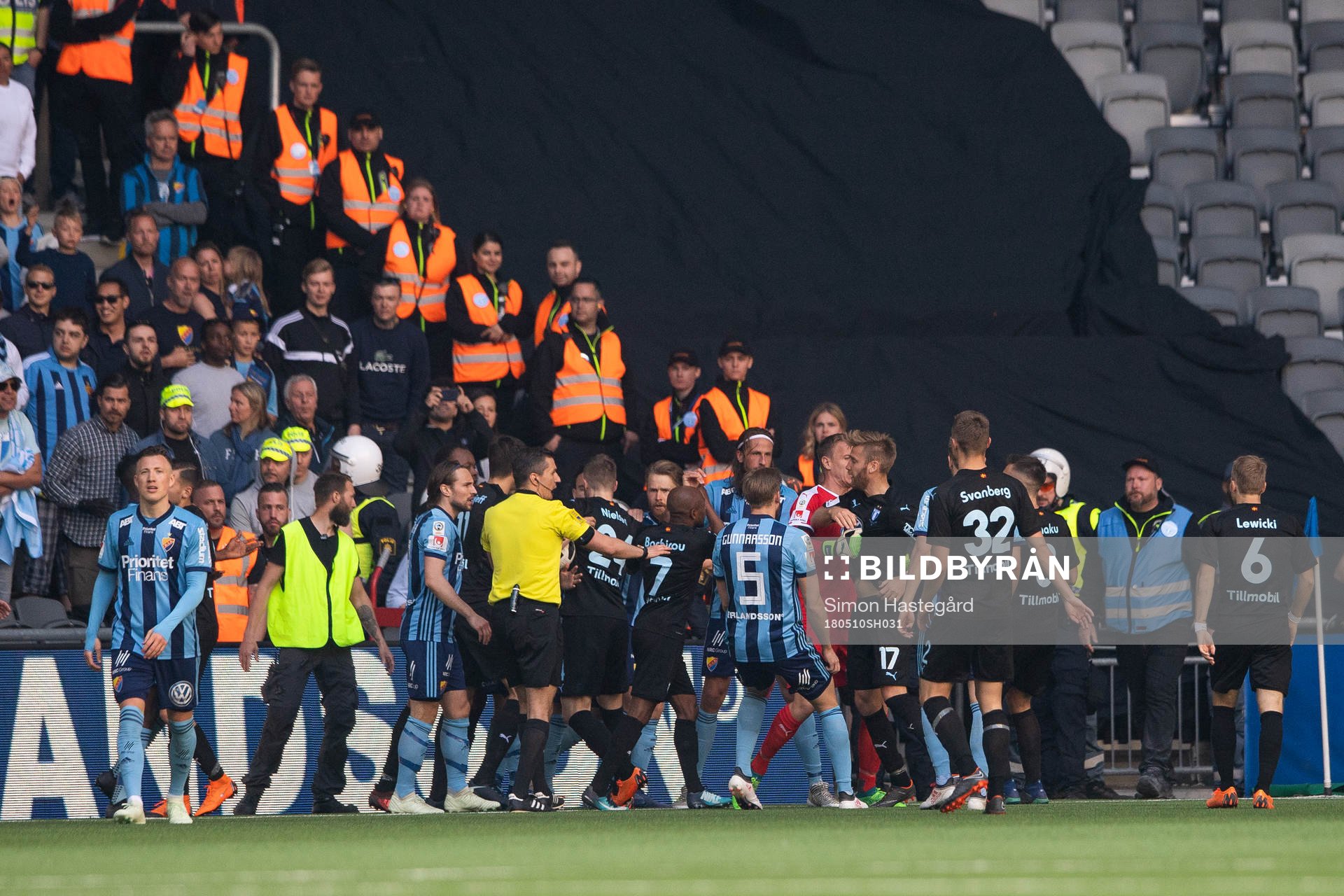 irriterat mellan Djurgårdens och Malmö FFs spelare