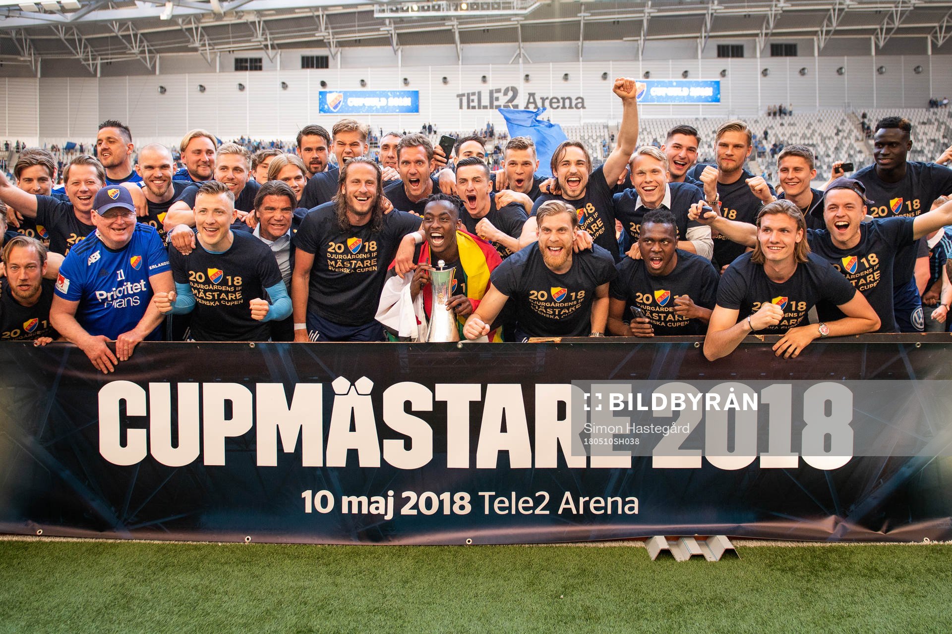 Djurgårdens spelare jublar vid prisutdelningen efter vinsten i finalenunder finalen i Svenska Cupen i fotboll mellan Djurgården och Malmö FF den 10 maj 2018 i Stockholm.