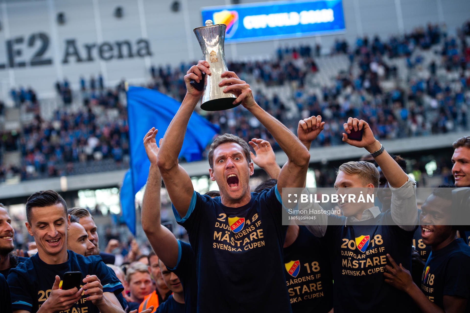 Djurgårdens målvakt Andreas Isaksson jublar med pokalen efter finalen i Svenska Cupen i fotboll mellan Djurgården och Malmö FF den 10 maj 2018 i Stockholm.