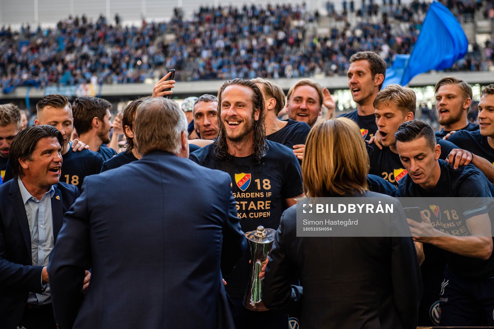 Djurgårdens Jonas Olsson tar emot pokalen efter finalen i Svenska Cupen i fotboll mellan Djurgården och Malmö FF den 10 maj 2018 i Stockholm.
