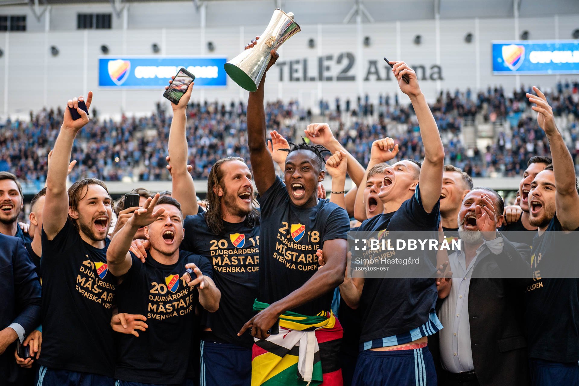 Djurgårdens spelare jublar med pokalen