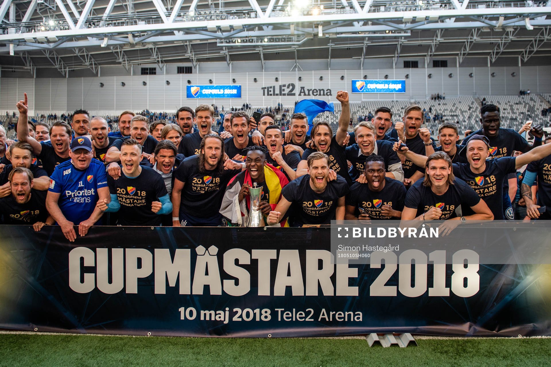 Djurgårdens spelare jublar med pokalen