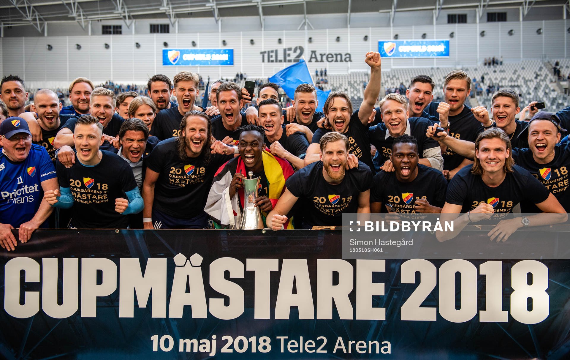 Djurgårdens spelare jublar med pokalen