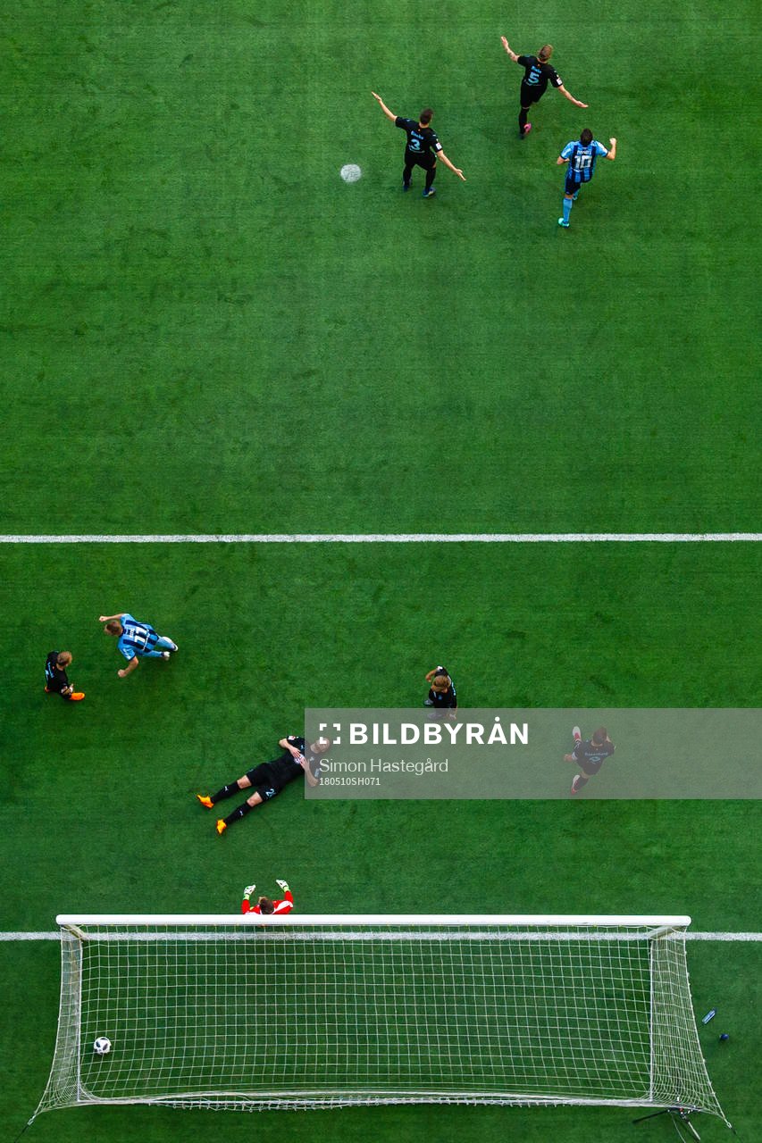 Djurgårdens spelare jublar samtidigt som Malmö FFs