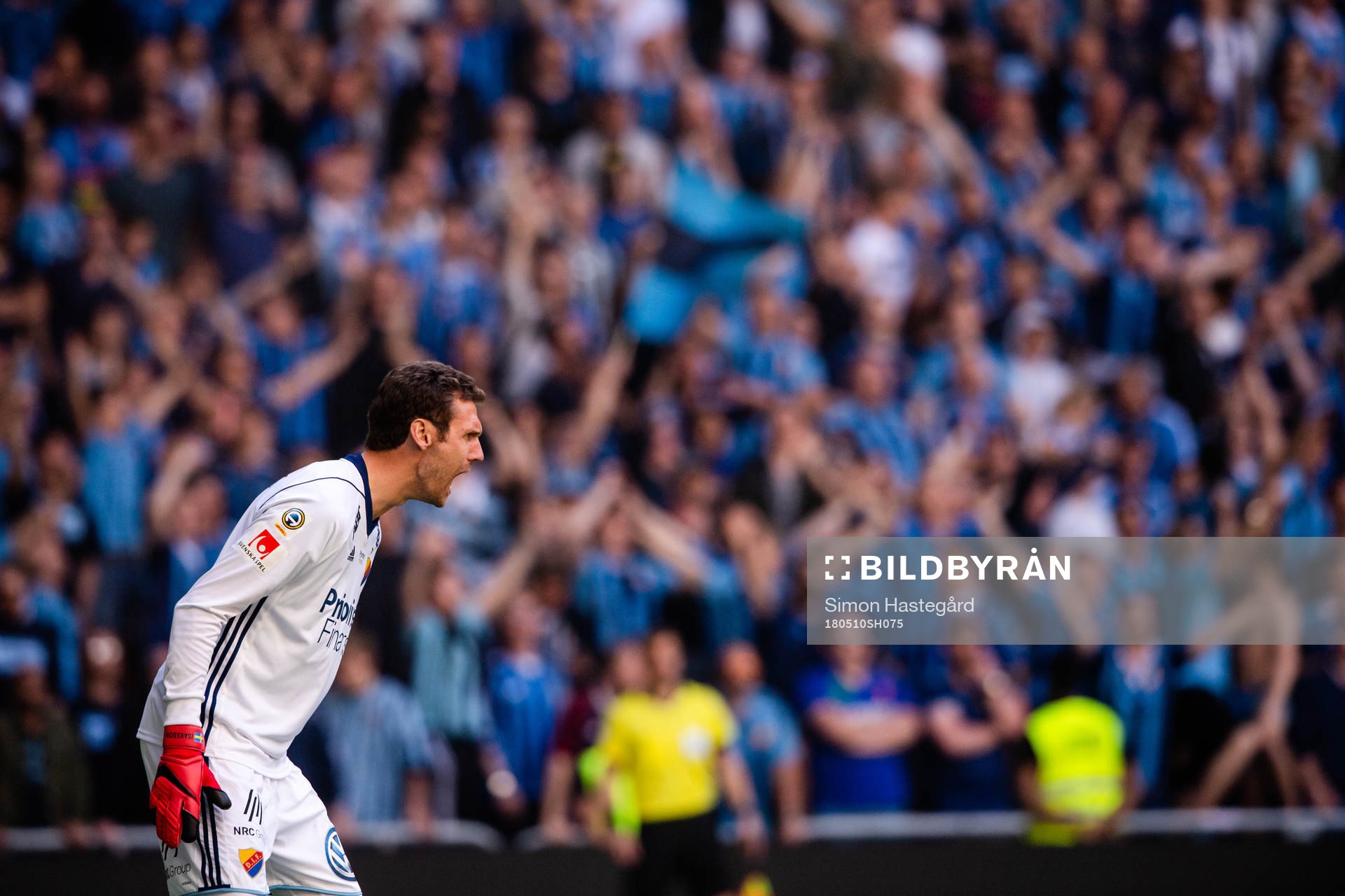 Djurgårdens målvakt Andreas Isaksson reagerar