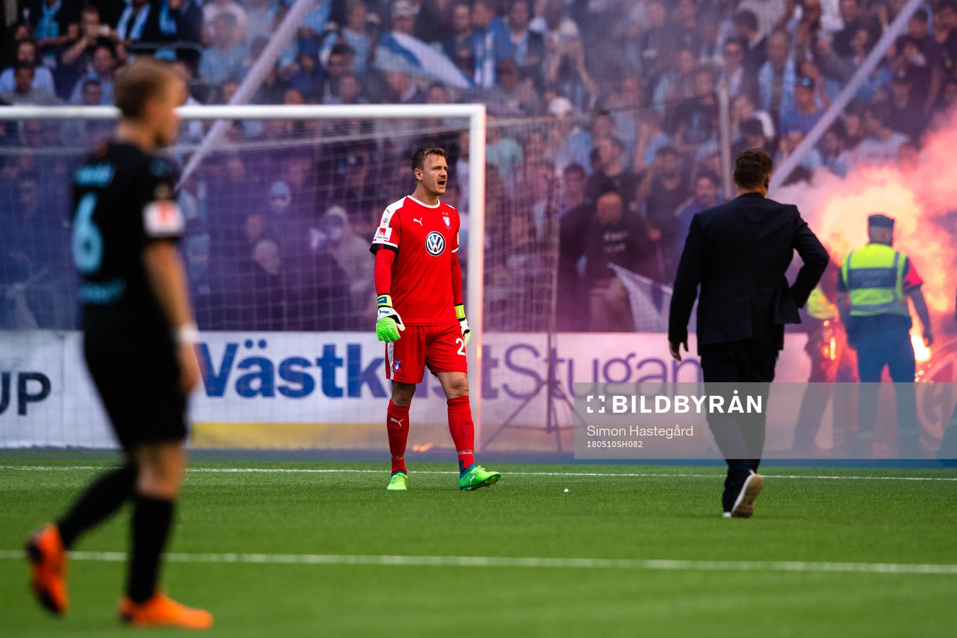 Malmö FFs målvakt Johan Dahlin reagerar