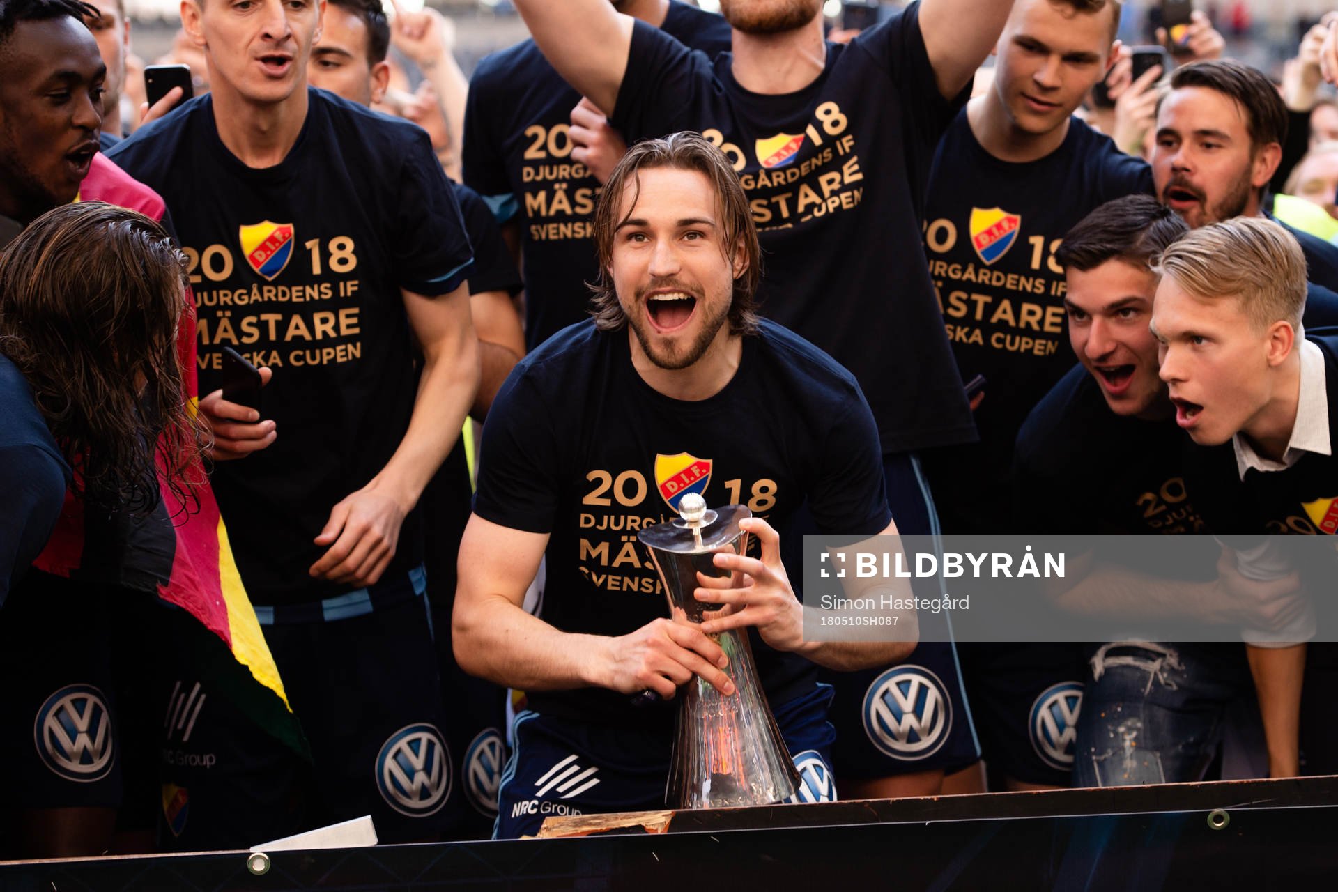 Djurgårdens Kevin Walker  jublar med pokalen