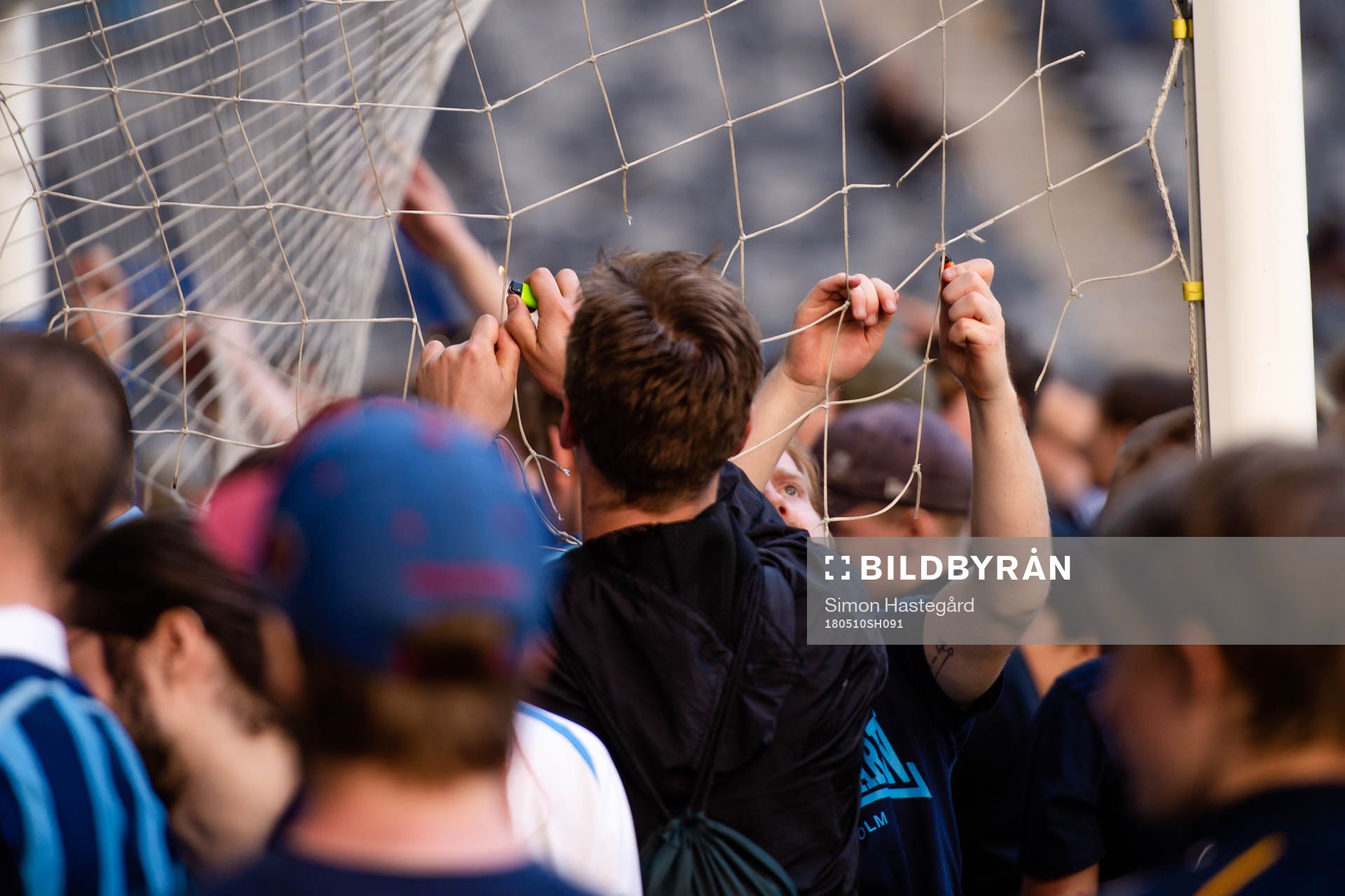 Djurgårdens supportrar klipper sönder nätet