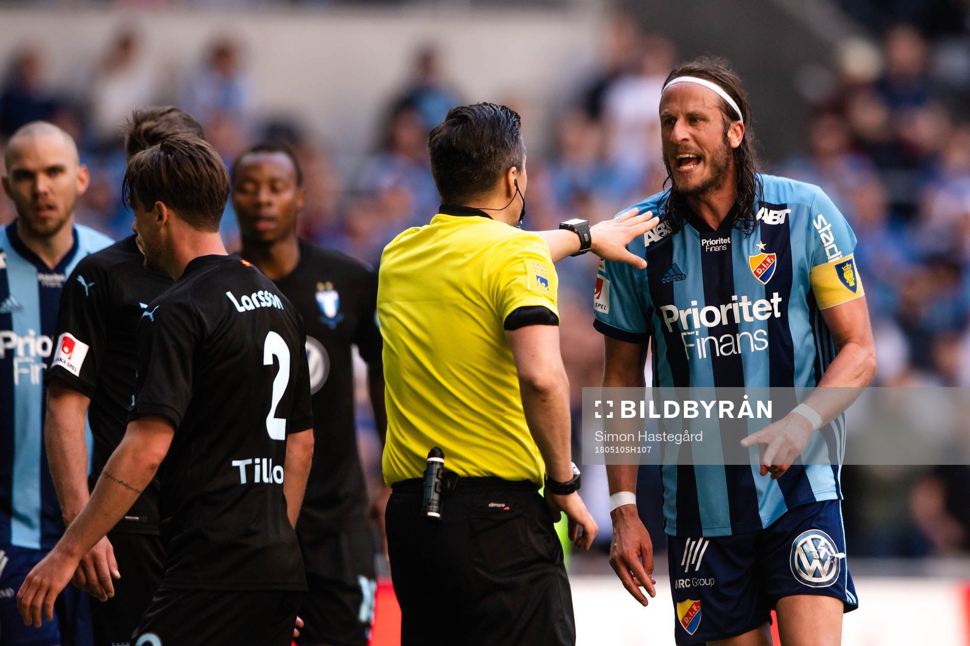 Djurgårdens Jonas Olsson reagerar på domaren