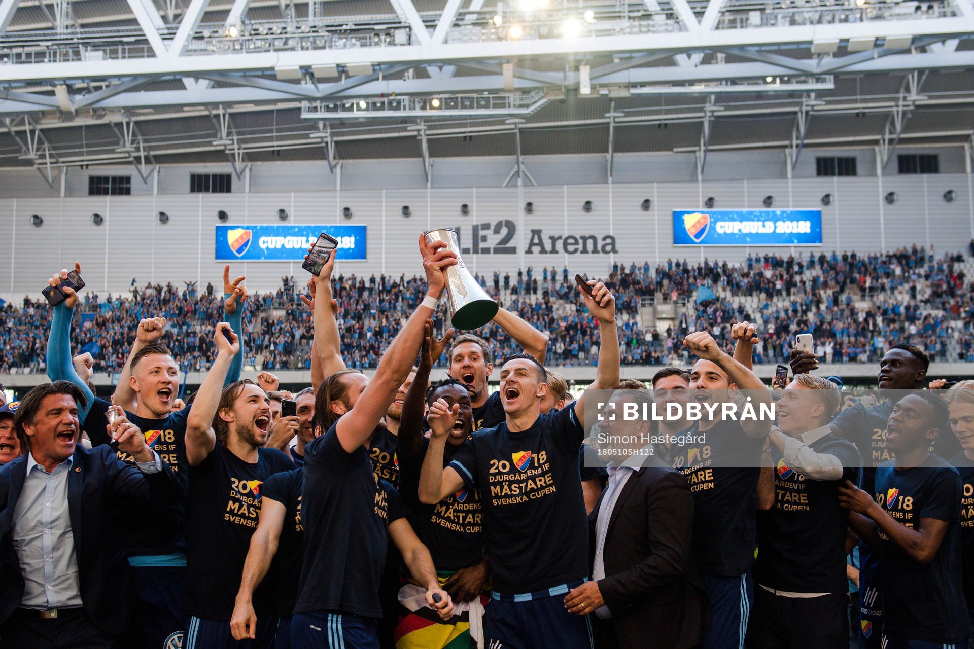 Djurgårdens spelare jublar med pokalen