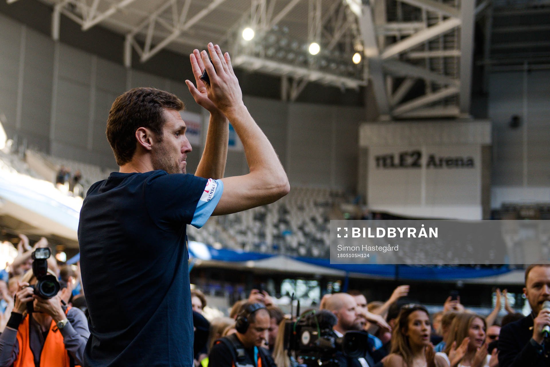 Djurgårdens målvakt Andreas Isaksson tackar publiken