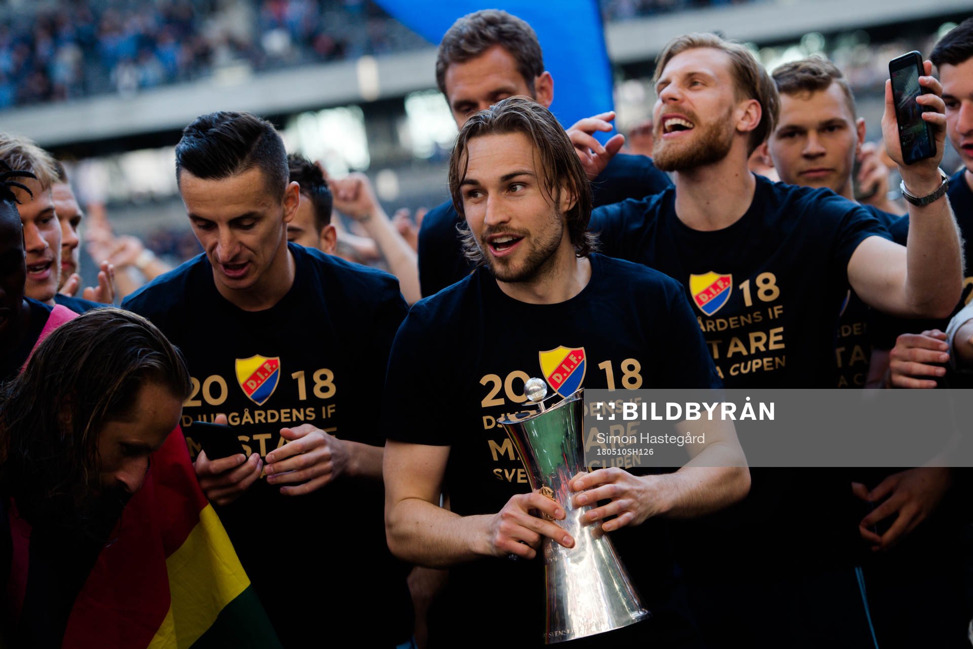 Djurgårdens Kevin Walker jublar pokalen
