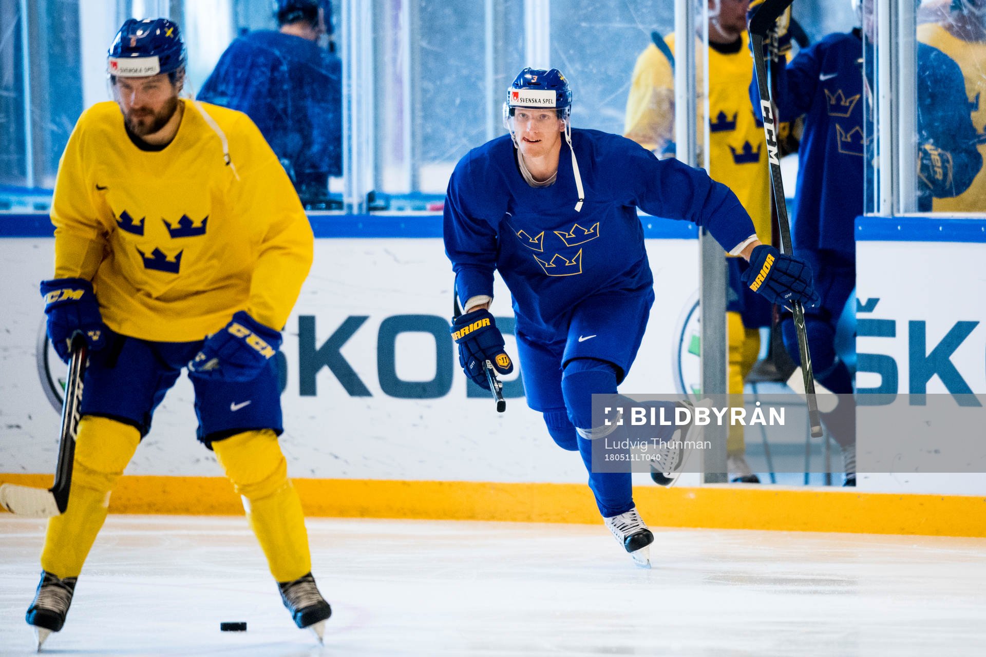 John Klingberg kommer ut på isen till en ishockeyträning