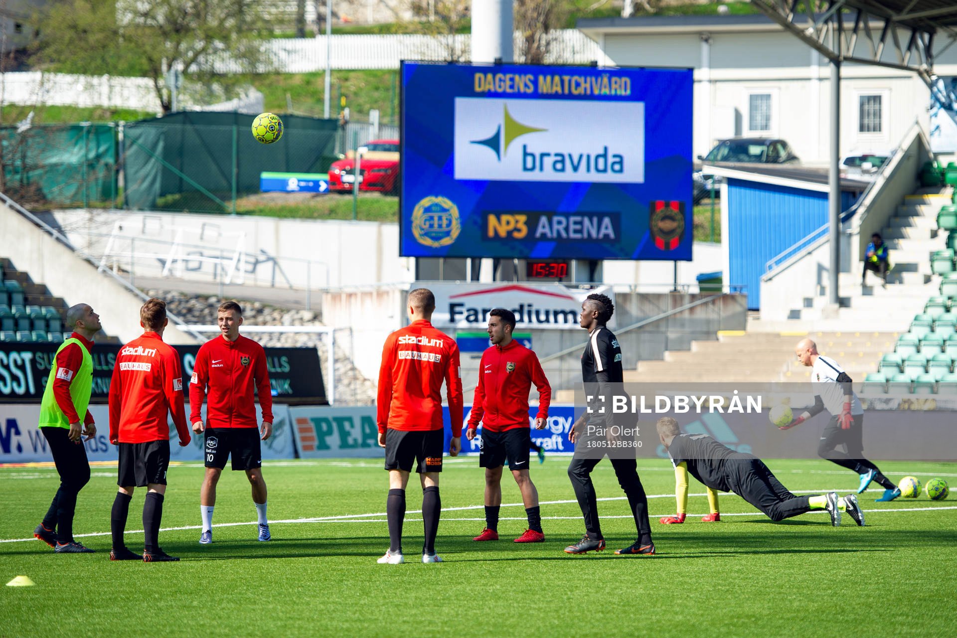 Brommapojkarna värmer upp
