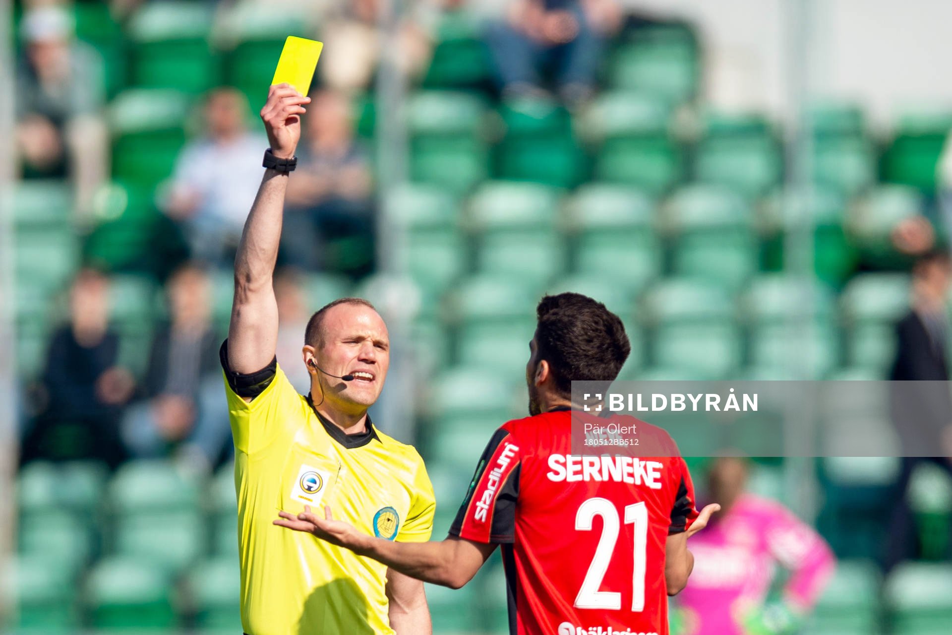Brommapojkarnas Antonio Nieves Martin får gult kort av