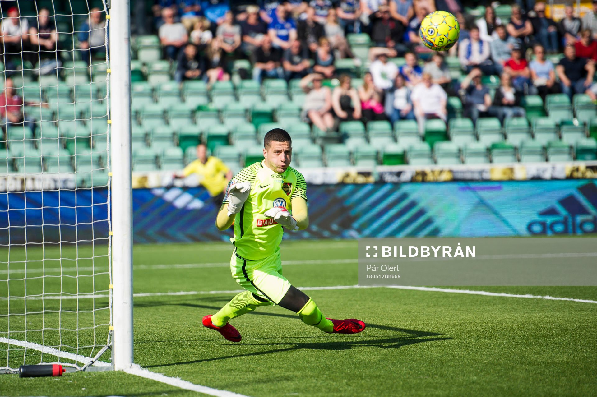 Brommapojkarnas Nikola Petric räddar skott