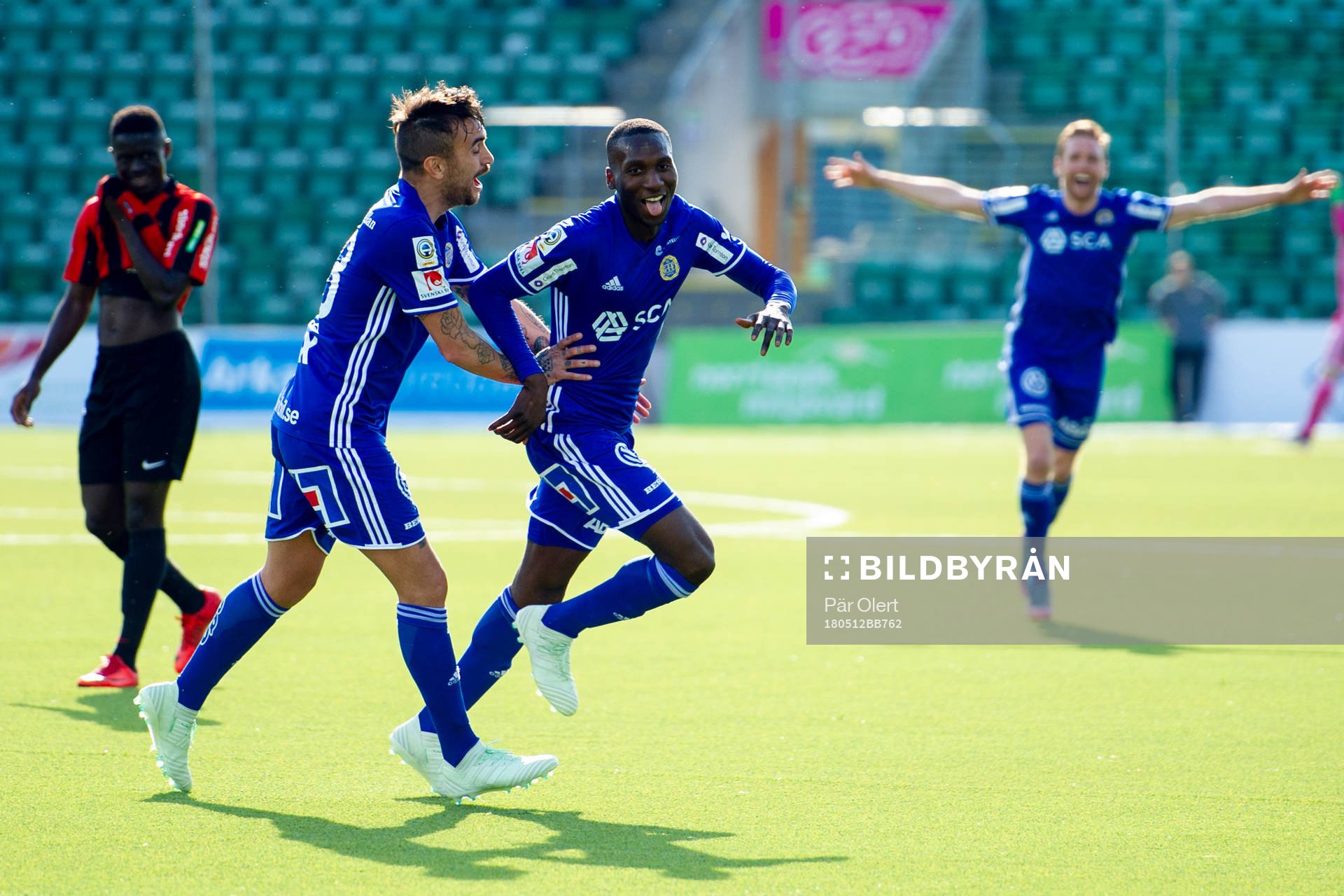 Sundsvalls Peter Wilson jublar med lagkamrater efter 3-0 under fotbollsmatchen i Allsvenskan mellan Gif Sundsvall och Brommapojkarna den 12 Maj 2018 i Sundsvall.