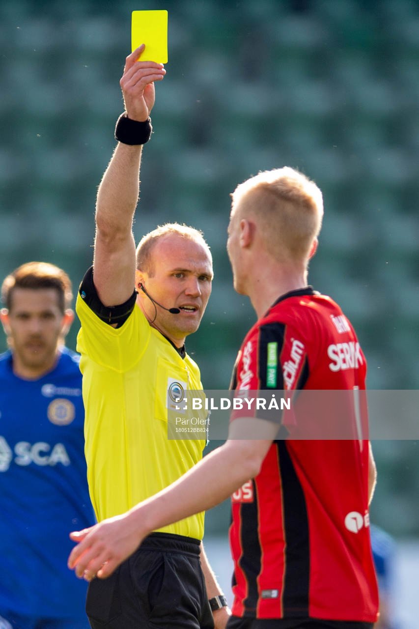 Brommapojkarnas Carl Starfelt får gult kort av domare