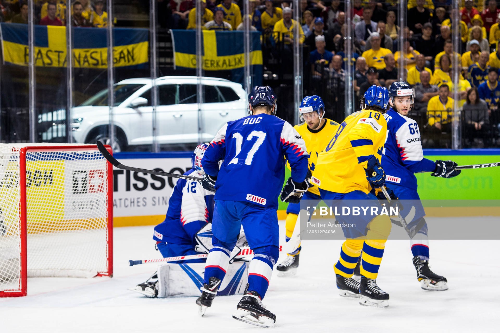 Sveriges Dennis Everberg styr in 1-1 målet