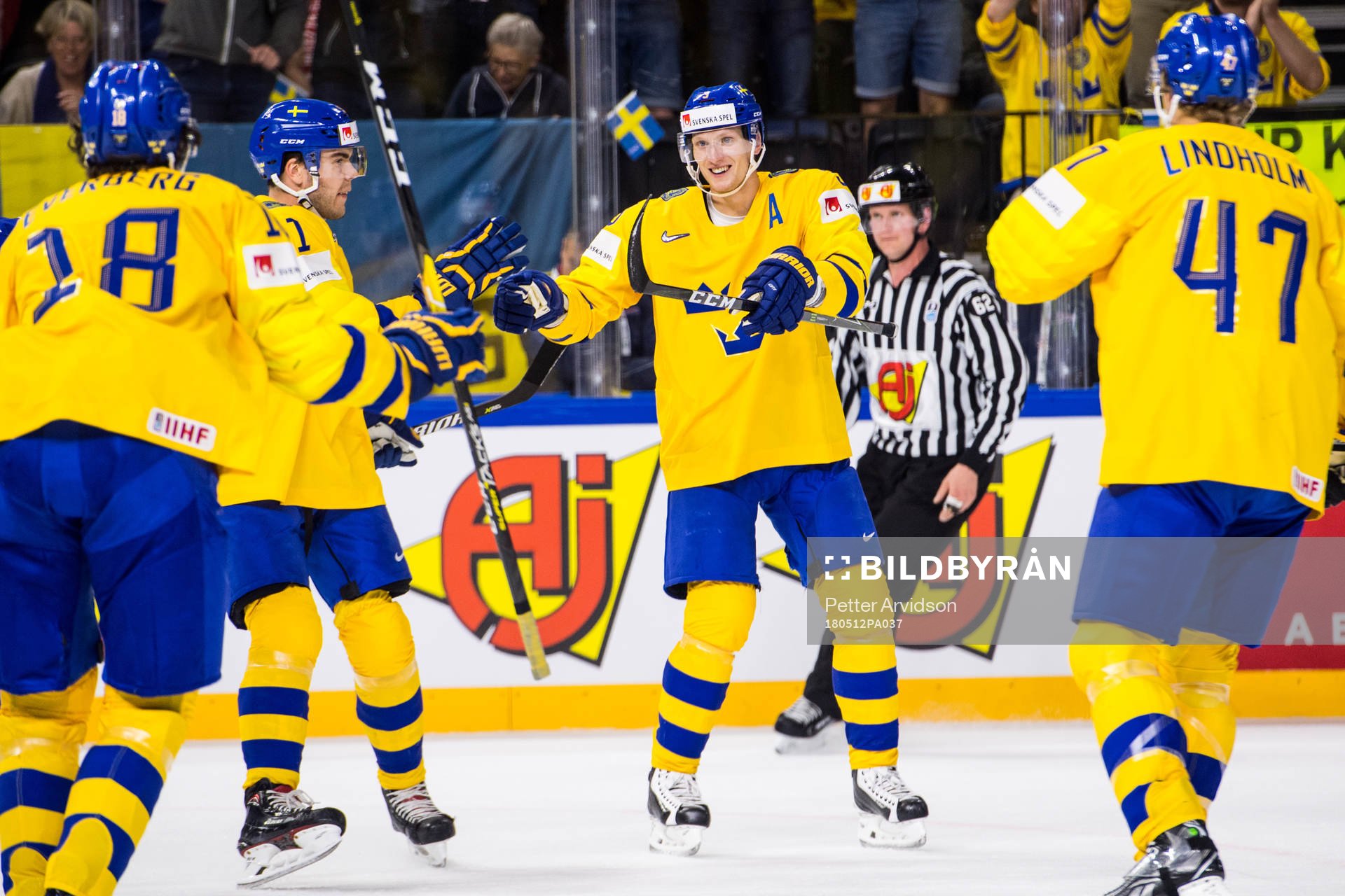 Sveriges John Klingberg och Mikael Backlund jublar