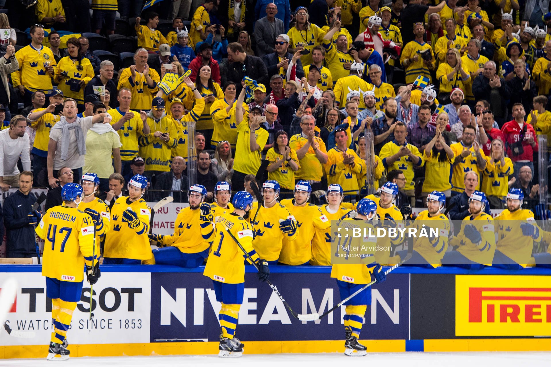Sveriges spelare jublar med båset