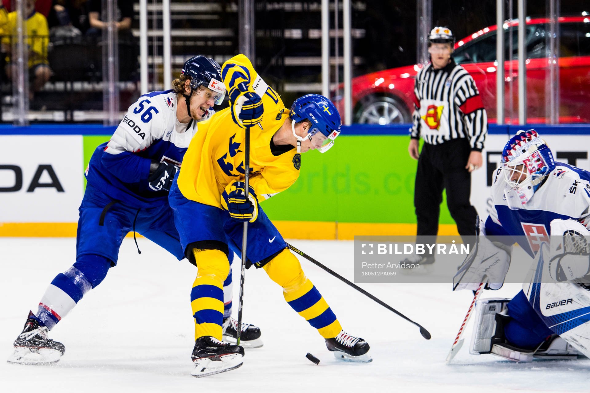Sveriges Elias Pettersson försöker göra mål mellan