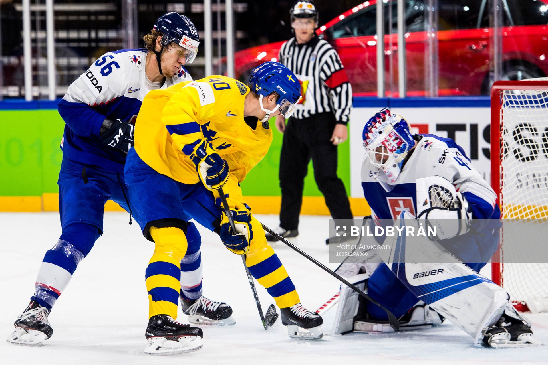 Sveriges Elias Pettersson försöker göra mål mellan
