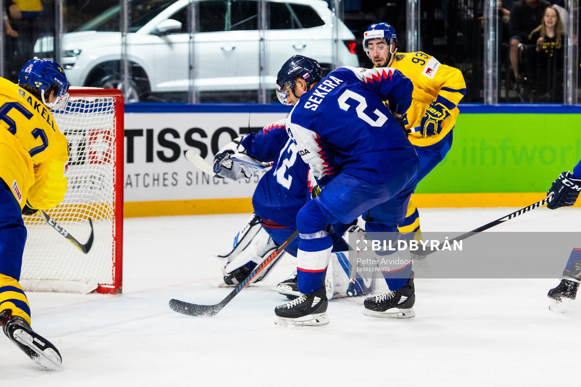 Sveriges Mika Zibanejad försöker spela in pucken till