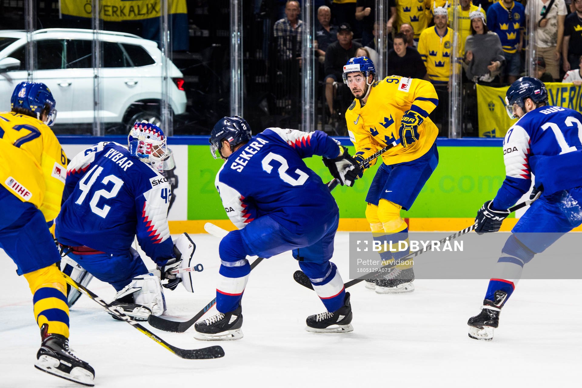 Sveriges Mika Zibanejad försöker spela in pucken till