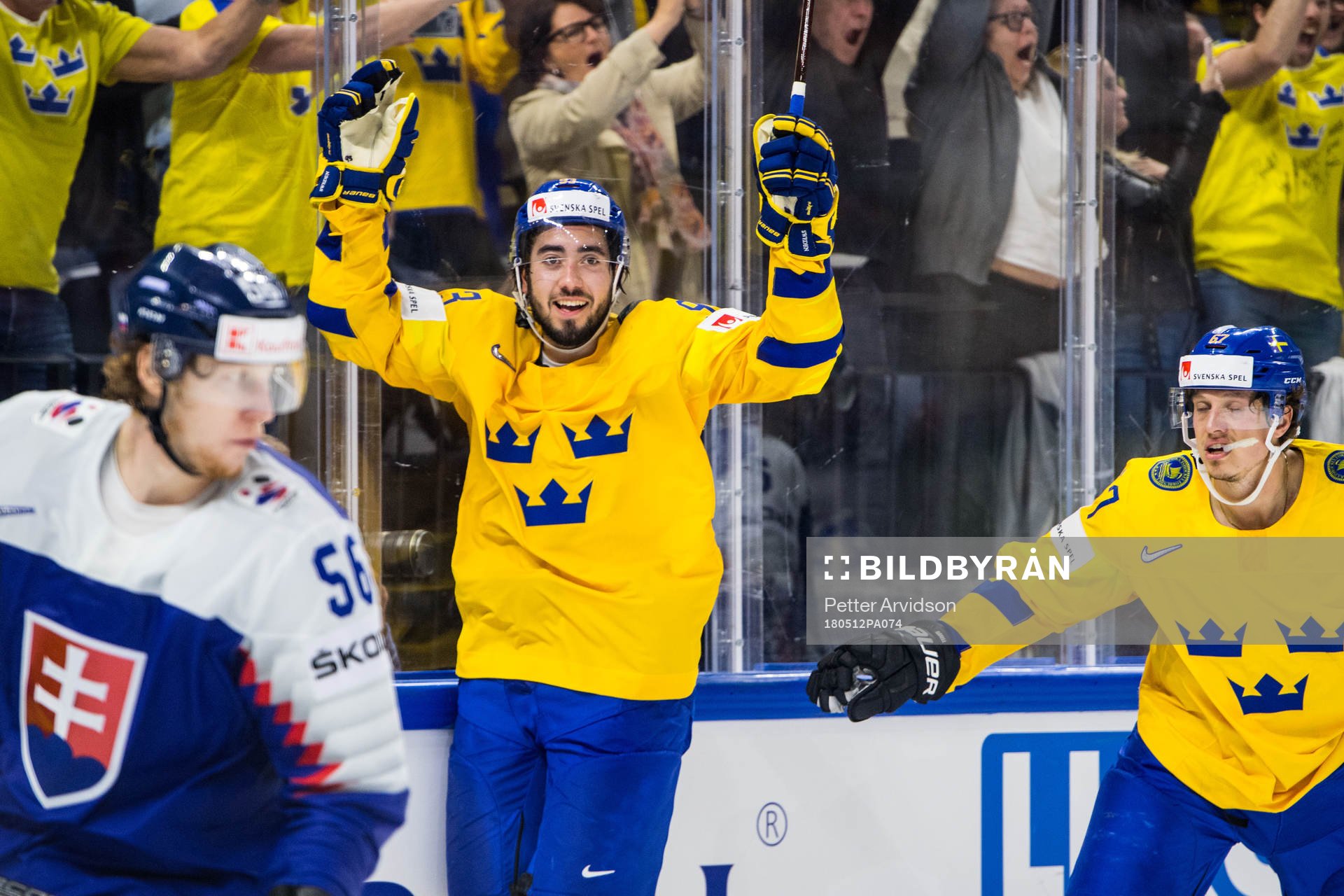 Sveriges Mika Zibanejad och Rickard Rakell jublar