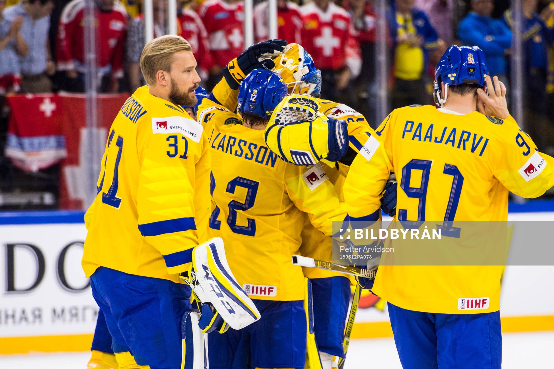 Sveriges Johan Larsson jublar med målvakt Anders Nilsson