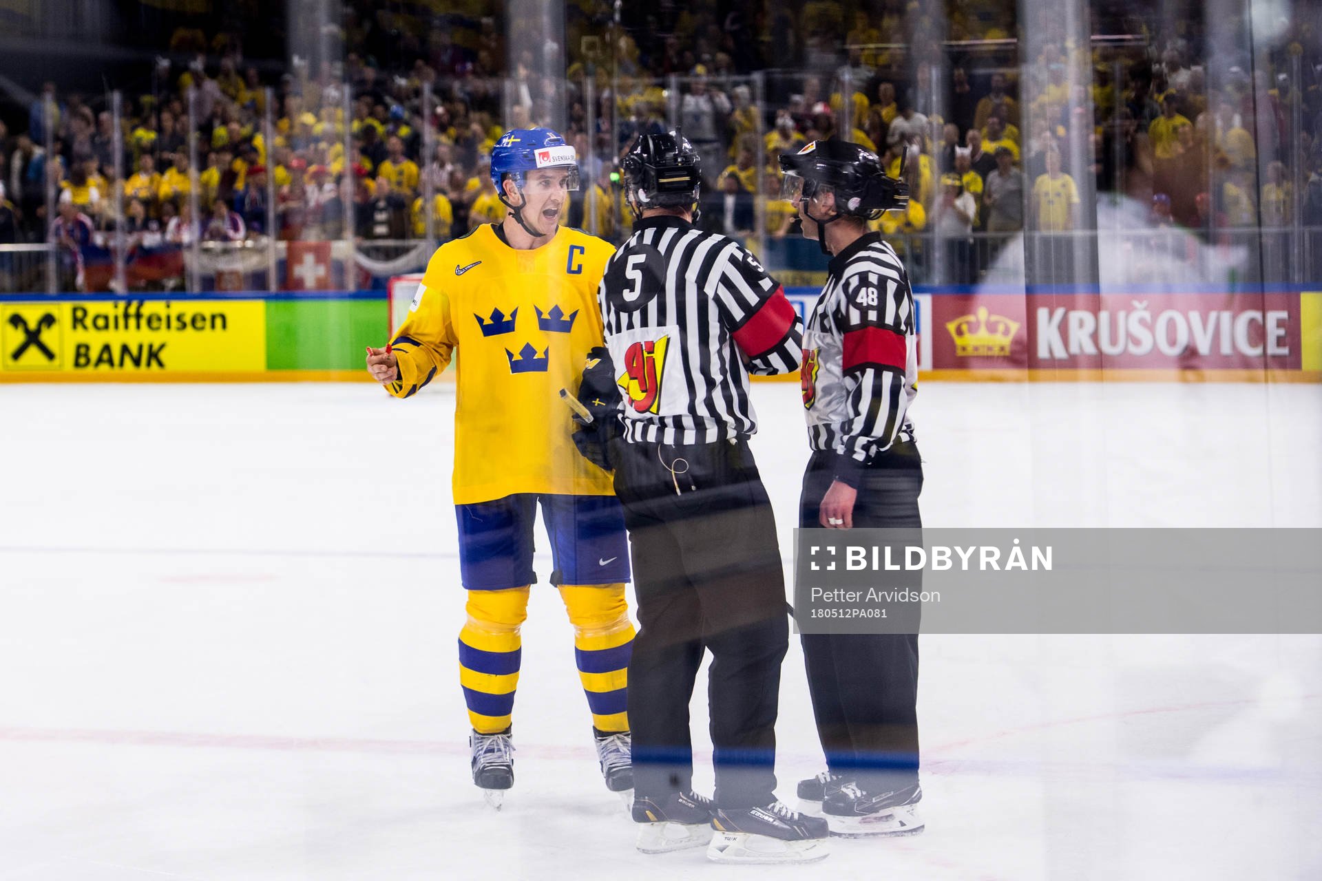Sveriges Mikael Backlund i samtal med domarna som ska