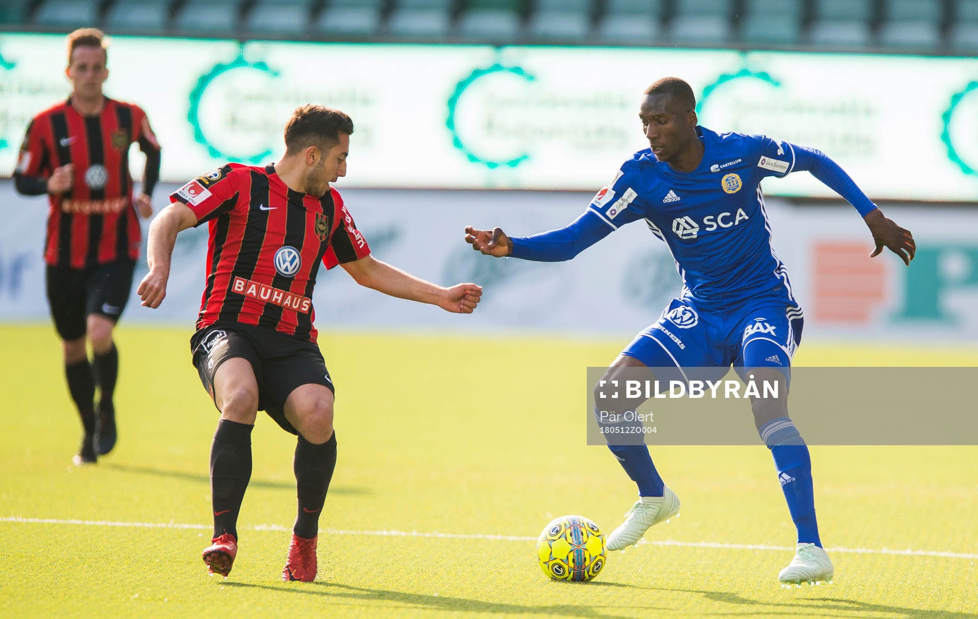 Sundsvalls Peter Wilson i närkamp mot Brommapojkarnas Gustav Sandberg Magnusson under fotbollsmatchen i Allsvenskan mellan Gif Sundsvall och Brommapojkarna den 12 Maj 2018 i Sundsvall.