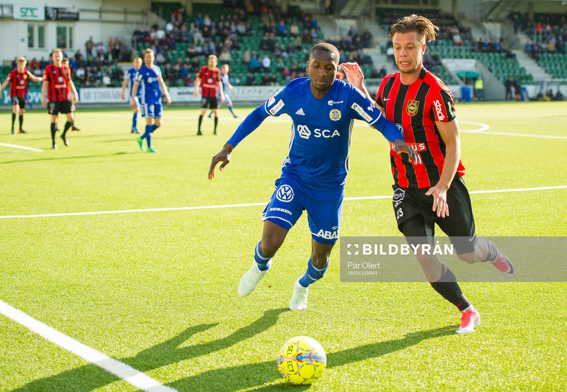 Sundsvalls Peter Wilson i närkamp mot Brommapojkarnas Erik Figueroa under fotbollsmatchen i Allsvenskan mellan Gif Sundsvall och Brommapojkarna den 12 Maj 2018 i Sundsvall.
