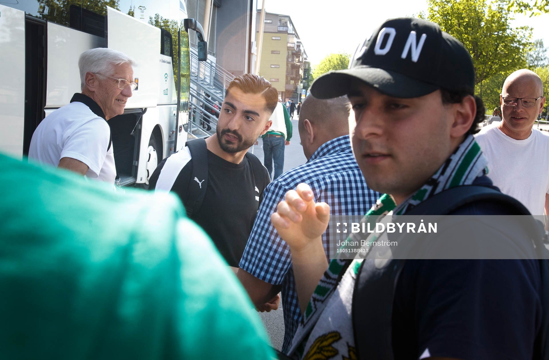 Hammarbys Jiloan Hamad pratar med fans