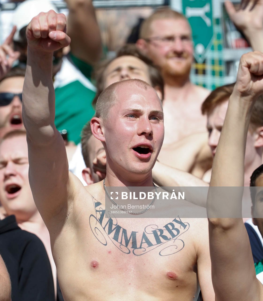 Hammarby supporter med Hammarby tatuering på bröstet