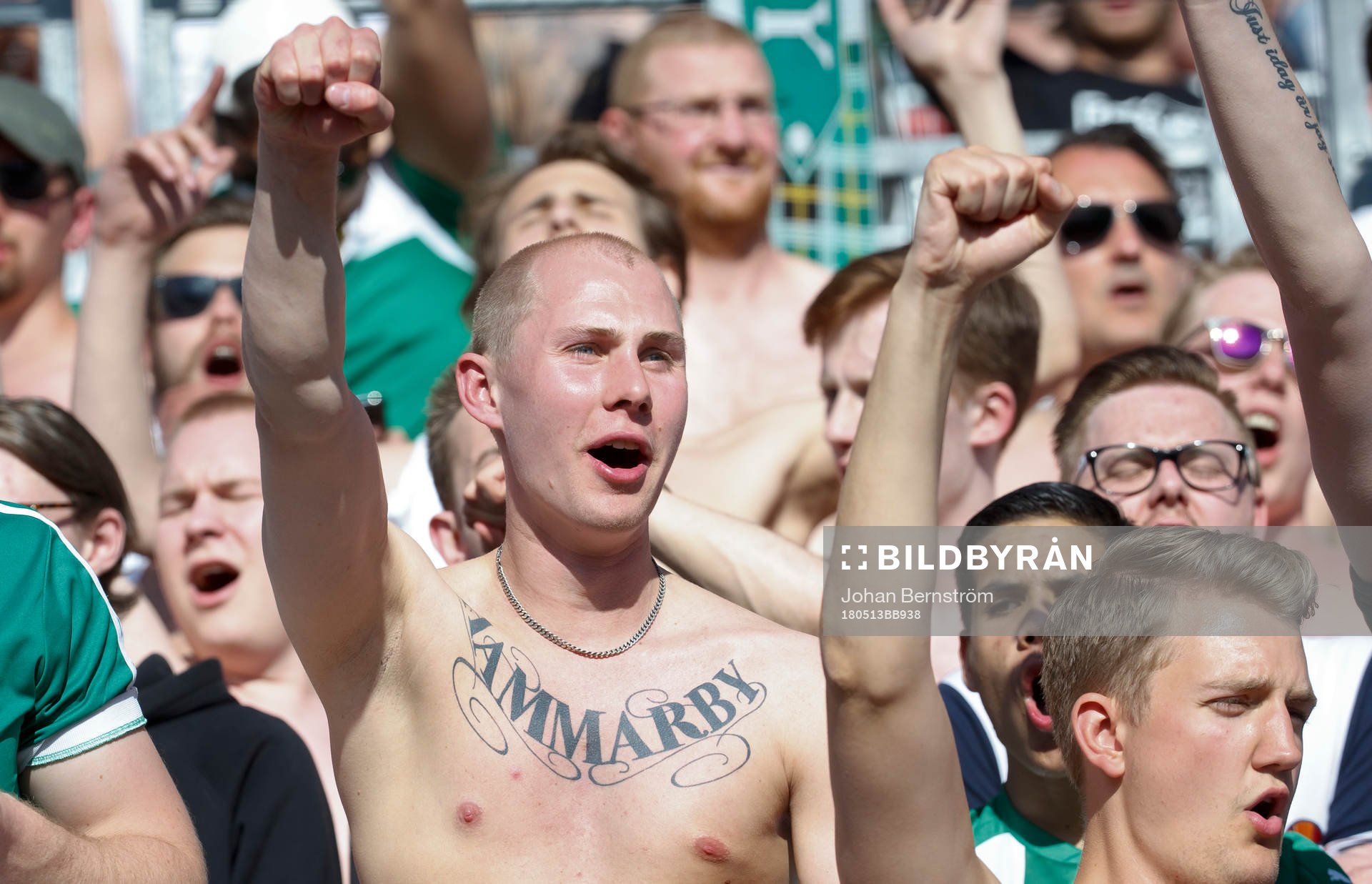Hammarby supporter med Hammarby tatuering på bröstet