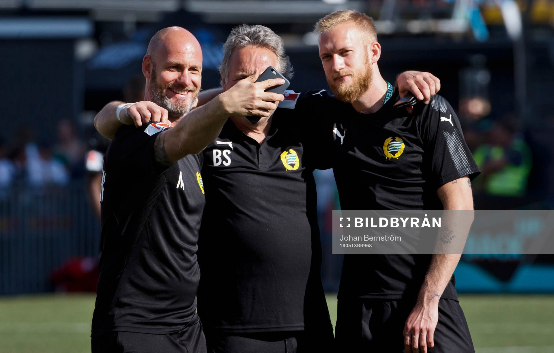 Hammarbys personal tar en selfie på planen