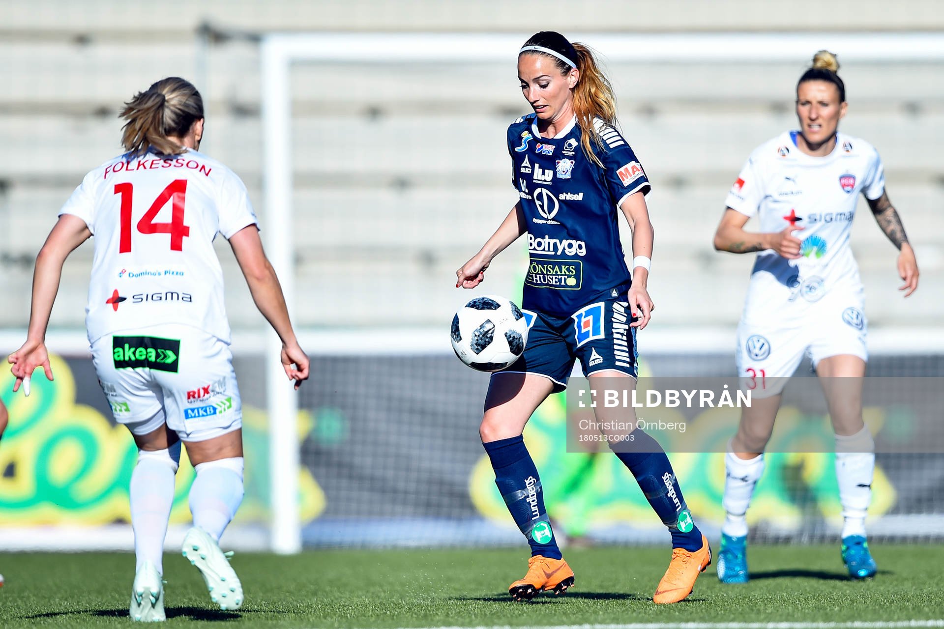 Linköpings Kosovare Asllani och Rosengårds Hanna Folkesson