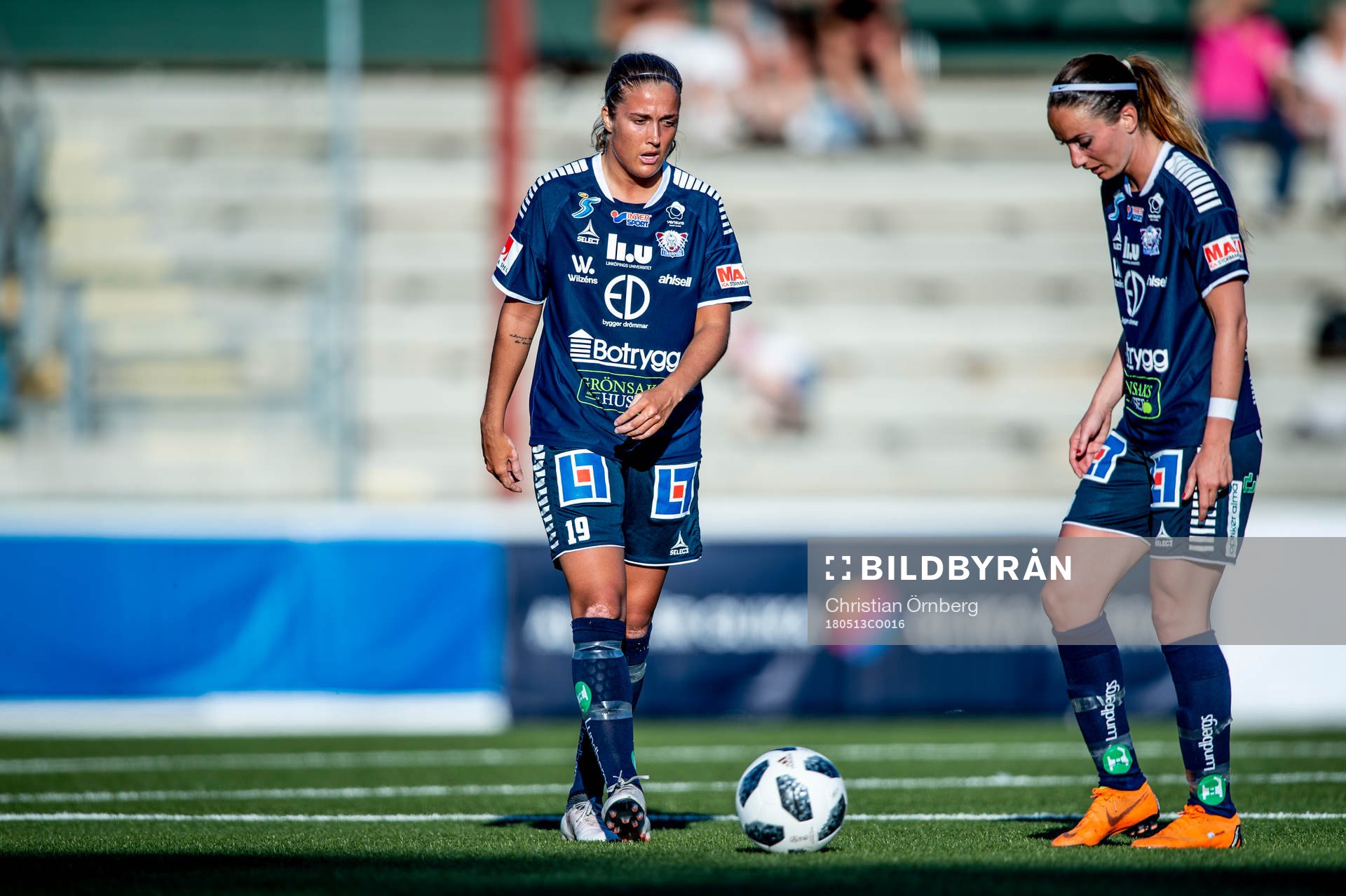 Linköpings Filippa Angeldal och Kosovare Asllani  deppar