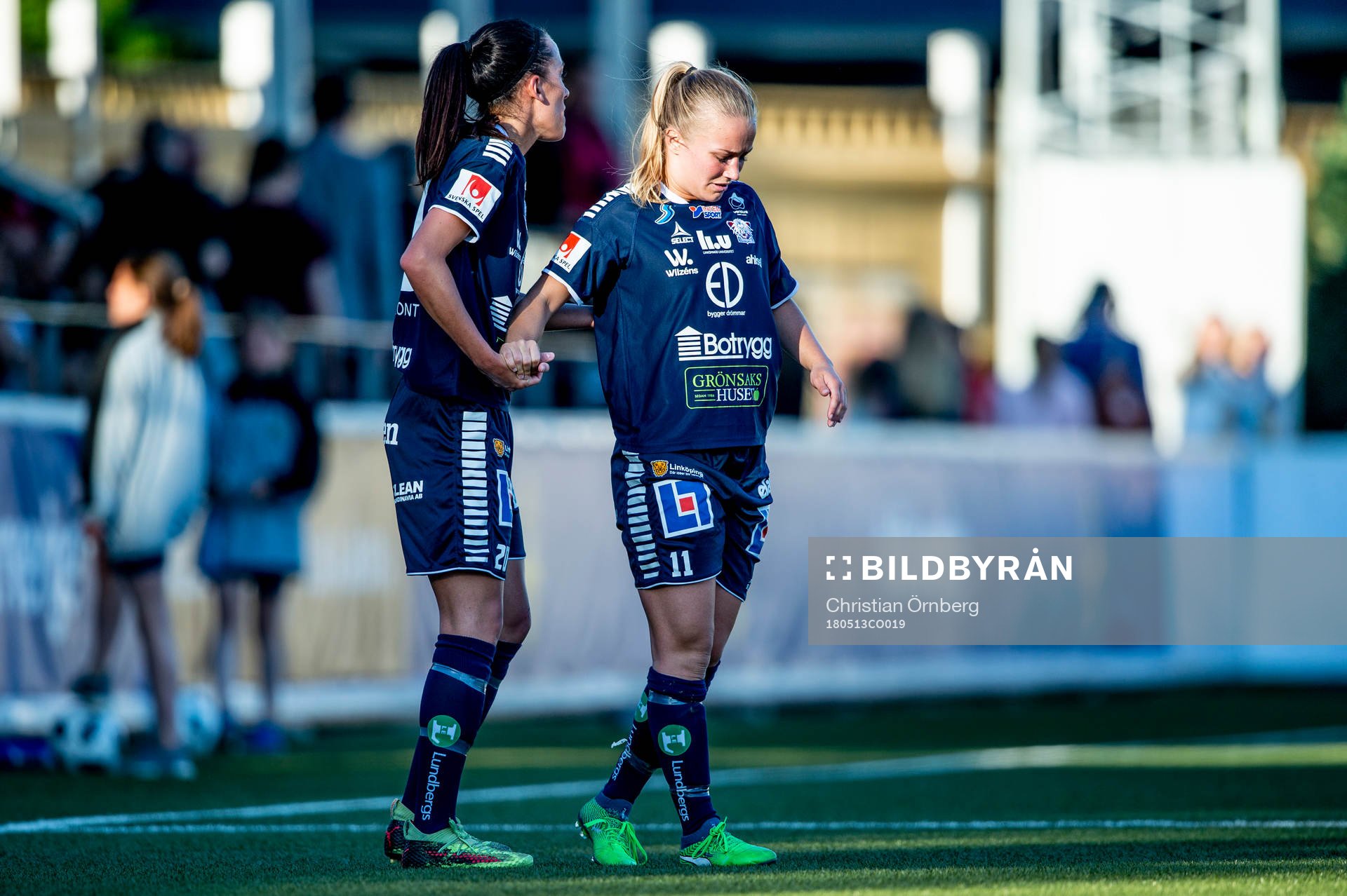 Linköpings Anna Oskarsson tar hand om Tove Almqvist