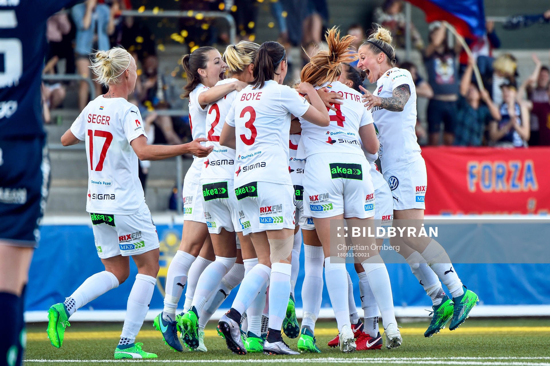 Rosengårds Sanne Troelsgaard Nielsen jublar med lagkamrater