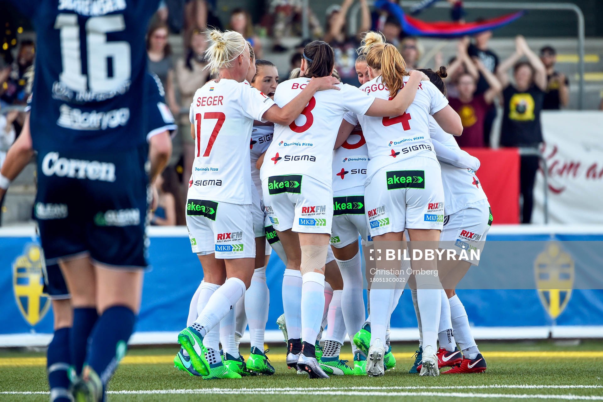 Rosengårds Sanne Troelsgaard Nielsen jublar med lagkamrater