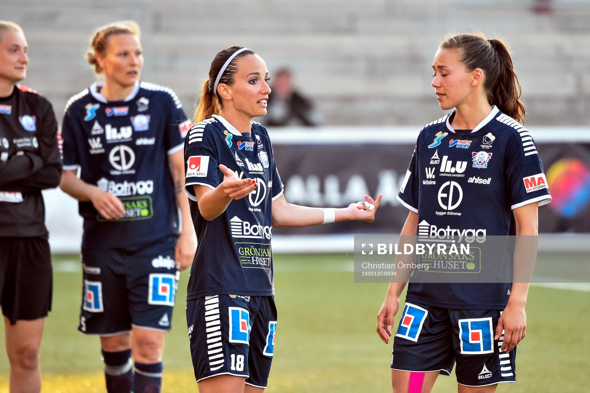 Linköpings Kosovare Asllani och Elin Landström deppar