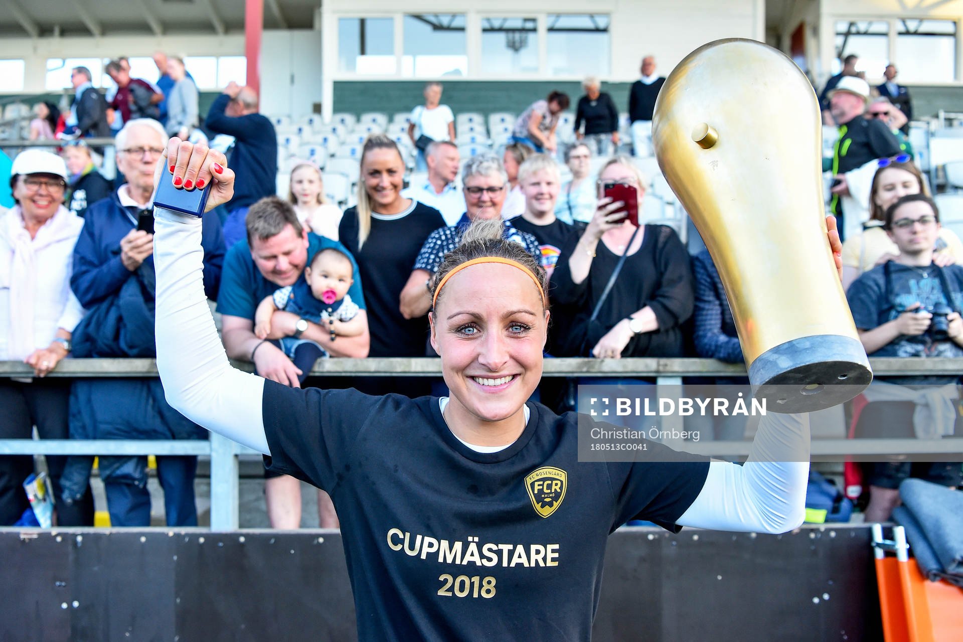 Rosengårds Sanne Troelsgaard Nielsen jublar med pokalen